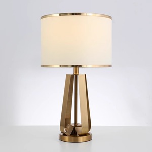 Nordique européen Simple moderne bureau lampe de chevet corps en fer chaud avec lumière de luxe pour chambre salon échantillon maison meubles - Product Image 1