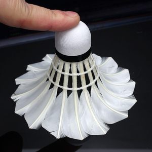 Set di volano Premium da Badminton da 12 pezzi sughero da allenamento bianco Super resistente con anatra e piuma d'oca per l'uso da torneo - Product Image 3