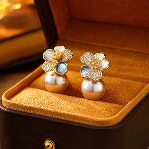 Boucles d'oreilles clous élégantes de style français, micro-incrustées de fleurs, Manta Rose, perle violette, cuivre haut de gamme, zircon principal, exquises et tempérées - Product Image 1