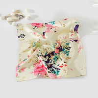 Foulard carré en soie de mûrier, élégant imprimé floral, bandana en satin de soie, écharpe polyvalente pour femme, idéal pour les tenues quotidiennes ou comme cadeau