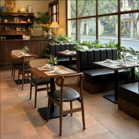 Ensemble de meubles de restaurant rétro, tables en bois, chaises à dossier en rotin, banquettes en cuir noir capitonnées, vente en gros
