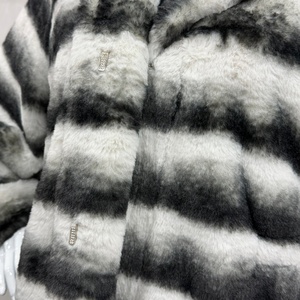 <span class=keywords><strong>Cappotto</strong></span> di Lusso da Donna <span class=keywords><strong>con</strong></span> <span class=keywords><strong>Cappuccio</strong></span> <span class=keywords><strong>in</strong></span> Finta <span class=keywords><strong>Pelliccia</strong></span> di Coniglio a Righe, Bianco e Nero, Vestibilità Ampia e Silhouette Lunga per la Moda Invernale - Product Image 4