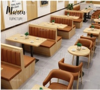 Ensemble de mobilier de restaurant commercial pour café, fast-food et espace public : banquette, canapé, table et chaises en cuir et bois, de forme ronde ou carrée