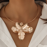 Mode irrégulière métal fleur pendentif collier personnalisé fleur clavicule collier ras du cou boucle d'oreille accessoires pour les femmes