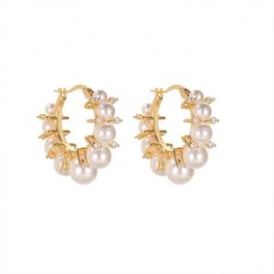 Boucles d'oreilles clous de luxe haut de gamme de style européen et américain avec perle, fermoir à boucle, style froid pour mondaines - Design personnalisé, vente en gros - Product Image 6