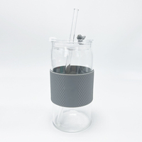Tasse à tequila de 380ml 500ml en verre borosilicaté en forme de cola avec extrémité ouverte facile et couvercle pour sérigraphie comprenant de la paille