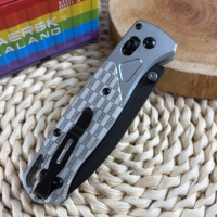 Couteau utilitaire pliable élégant 535-2501 EDC (Everyday Carry), doté d'un manche texturé, d'une lame noircie et d'un clip de poche.
