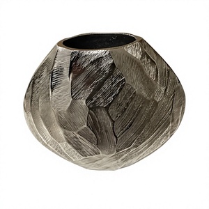 Vase de table moderne en métal fait main avec un design géométrique texturé, style zen asiatique, en aluminium, vases décoratifs modernes - Product Image 1