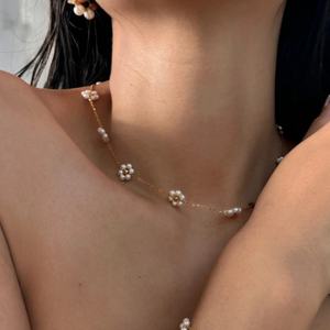 Collier ras du cou tendance en acier inoxydable plaqué or 18 carats avec pendentif fleur marguerite et perle, cadeau d'été pour femme - Product Image 2