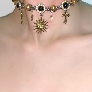 Collier ras du cou unisexe en alliage de zinc plaqué or noir Medusa avec croix et perles coquillage soleil, style vintage - Product Image 3