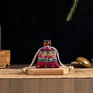 Vente en gros de petites pochettes à bijoux en satin personnalisées, sacs en toile de jute à cordon, sacs de rangement, sacs cadeaux, emballage textile, logo personnalisé, marque OEM - Product Image 5