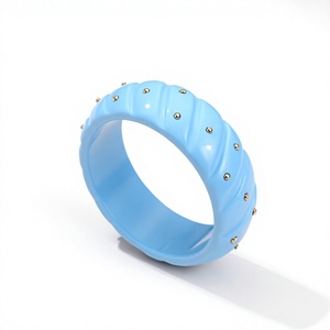 Bracelet manchette tendance en acrylique bleu de qualité supérieure avec clous plaqués or, bijou unisexe pour femme, idéal pour les mariages et les fêtes - Product Image 1