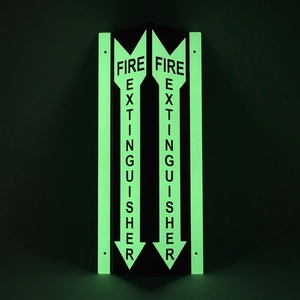 Panneau mural de signalisation 3D pour extincteur, flèche vers le bas, projection de <span class=keywords><strong>feu</strong></span>, 12"x4", en aluminium réfléchissant avec trous de fixation pré-percés - Product Image 1