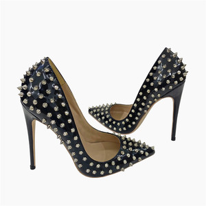 Venta al por mayor de comercio exterior transfronterizo: Nuevo modelo 2026 de elegantes zapatos de tacón alto con remaches, sin cordones, de 12CM/10CM, con punta en pico y tacón de aguja. - Product Image 4