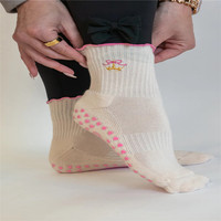 Chaussettes de sport pour femmes, en coton, courtes, antidérapantes, avec logo personnalisé, mignonnes, de haute qualité, brodées, à volants, pour yoga et pilates