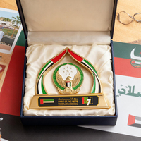 Usine personnalisée UAE National Day Trophy avec Base en bois Drapeau Emblème Sheikh Award Sculpture Souvenir pour Table Décoration de bureau