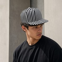 Casquette de baseball unisexe à 6 panneaux en sergé rayé noir et blanc, visière plate, calotte structurée, fermeture snapback, style streetwear décontracté