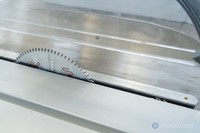 Scie à table coulissante industrielle avec commande PLC pour la découpe de panneaux de bois et de contreplaqué