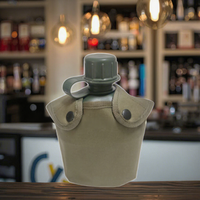 Bouteille d'eau en plastique de camping avec tasse en aluminium et sac en tissu