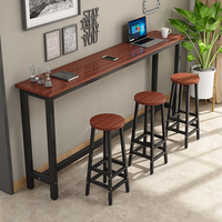 Nouvelle conception moderne : Table de bar rectangulaire longue en panneaux de particules de bois avec structure métallique et tabourets pour la maison