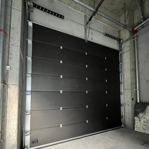 Puertas de garaje seccionales de apertura rápida clásicas estéticamente agradables hechas a medida para villas - Product Image 5
