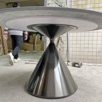 Table à manger ronde en pierre frittée avec base en acier inoxydable et plateau en marbre doré, directement de l'usine du Guangdong