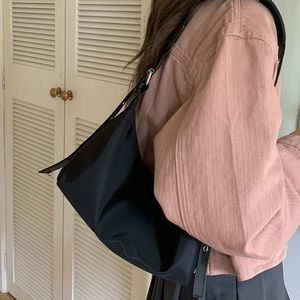 Bolso Bandolera de Nailon para Mujer, Diseño Exclusivo, Color Negro, Resistente al Agua, Cierre de Cremallera, Uso Diario, Verano 2023 - Product Image 5