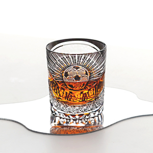 Verre à whisky sculpté à <span class=keywords><strong>la</strong></span> main en forme de ballon de football, cristal gris foncé, accent géométrique doré, tasse de sport de luxe, <span class=keywords><strong>verrerie</strong></span> <span class=keywords><strong>d</strong></span>'<span class=keywords><strong>art</strong></span> de collection - Product Image 3