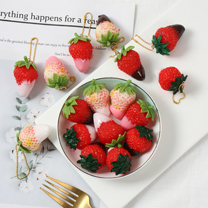 Ciondolo simulato a forma di salsa per insalata alla fragola, decorazione per zaino con catena di perline in PVC a forma di frutta simulata, salsa al cioccolato al latte e fragola - Product Image 2
