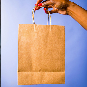 Sacs de shopping en papier kraft imprimés flexographiques faits à la main avec logo personnalisé et gaufrage pour l'emballage de chaussures et l'utilisation comme sacs à main - Product Image 1