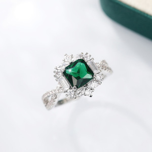 Anello di fidanzamento con taglio Princess verde smeraldo per donna, elegante gioiello da matrimonio - Product Image 4