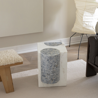 Table d'appoint en pierre bicolore Dream Home avec cadre incurvé et incrustation d'onyx, mobilier d'appoint minimaliste pour villa et patio