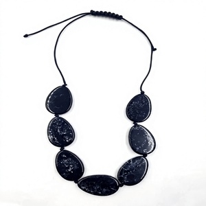 Collier fantaisie unisexe tendance en résine géométrique de qualité supérieure avec perles et chaîne plaquée or en acrylique - Product Image 3
