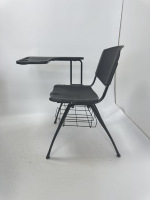 Chaise de formation empilable avec grande tablette d'écriture, panier de rangement, cadre en acier en forme de cœur, chaise d'étudiant en plastique PP pour salle de classe