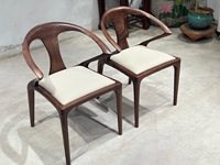 Chaises en noyer papillon et semi-circulaires - Ensemble sculptural en bois massif pour compléter les tables à grandes dalles