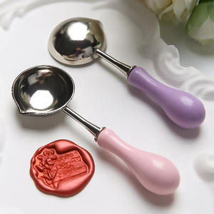 Juego de cucharas medidoras de acero inoxidable con mangos de colores para uso en la cocina - Product Image 3