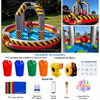 Structure gonflable commerciale de défi boule de démolition, avec bande de signalisation jaune-noire et jeu d'obstacles de démolition à balles