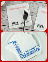 Serviettes de table en papier gaufré personnalisées à 2 plis pour cocktails et mariages avec logo