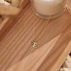 Collier personnalisé avec pendentif en forme de <span class=keywords><strong>c</strong></span>œur en pierre de naissance plaqué or en acier inoxydable avec initiale alphabétique <span class=keywords><strong>pour</strong></span> femmes - Product Image 4