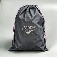 Sac à linge jetable en non-tissé avec cordon de serrage, motif dessin animé, impression personnalisée simple pour usage hôtelier, emballage de chaussures et petits cadeaux, recyclable