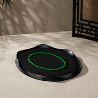 Plateau de présentation de bijoux organique noir mat style Zen, personnalisable pour l'affichage de bagues en jade et de colliers, accessoires de photographie en studio