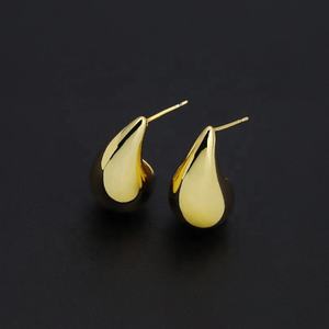 Pendientes Huggie Clásicos Populares Chapados en Oro de Latón con Forma de Lágrima Gruesa para Mujer - Product Image 5