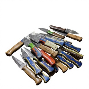 Cuchillo de hoja fija Drop Point de acero de Damasco forjado con mango de madera Pakka azul, personalizable para caza, camping y supervivencia, 3 años de garantía. - Product Image 1