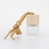 Diffuseur de bouteille d'arôme de voiture suspendu de couleur rose Cube de désodorisant de 8ml Bouteille de parfum de voiture vide givrée avec bouchon en bois