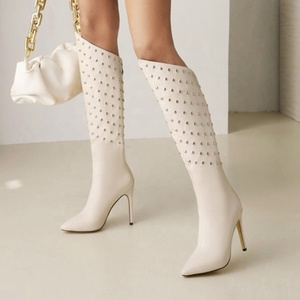 Bottines à talons hauts pour femmes, ornées de rivets métalliques, talons aiguilles, chaussures d'hiver pour femmes, noires, tendance, fermeture éclair au dos, taille 43 - Product Image 6