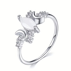 Anello a Forma di Luna per Donne, Gioiello Elegante e Raffinato da Indossare sul Dito - Product Image 1