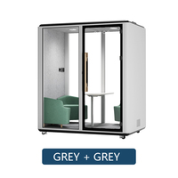 Cabine insonorisée compacte avec porte en verre, poignée en bois et panneau acoustique pour réunions privées