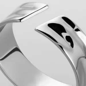 Anillo ancho de acero inoxidable chapado en oro, estilo punk simple, ideal para hombres, joyería fina, de eManco Dropshipping. - Product Image 6