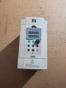 Variador de Frecuencia Variable (VFD) Trifásico SC3-043-7.5K de 380V y 7.5KW para Control de Velocidad de Motores Industriales - Product Image 1