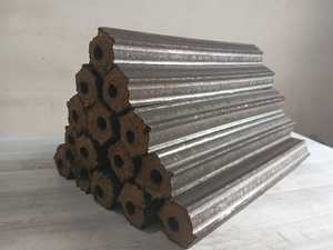 Pini Kay briquettes ชีวมวลให้ความร้อนที่มีประสิทธิภาพในการเผาไหม้ที่ยาวนานด้วยควันต่ำเหมาะสำหรับการทำอาหารและให้ความร้อนที่ใส่ใจสิ่งแวดล้อม - Product Image 4